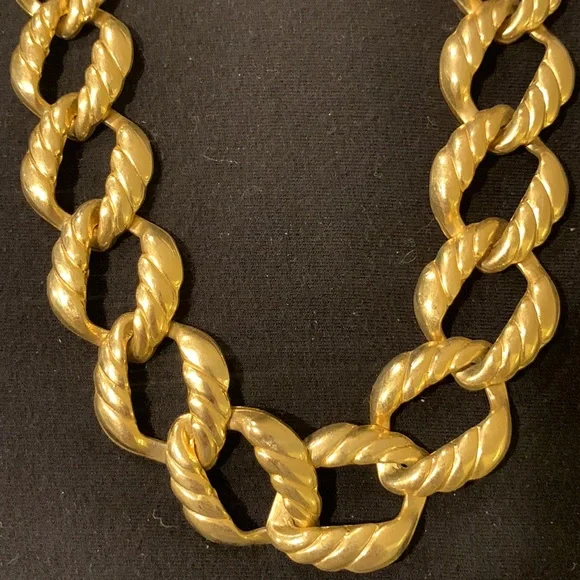 Gold tone chunky necklace - Picture 4 of 4